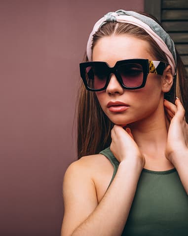 Persona con occhiali da sole e fascia per capelli